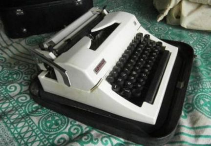 Пишущая печатная машинка портативная