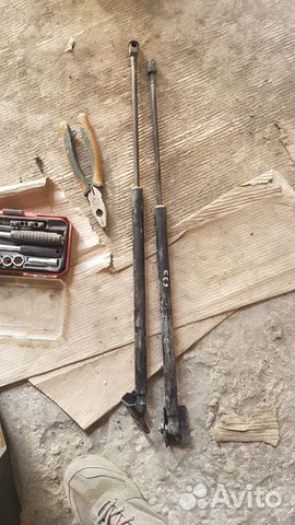 Амортизаторы двери багажника Мерседес Вито 639