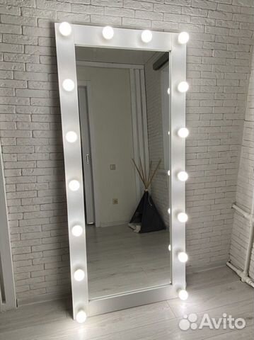 Гримерное зеркало с лампочками