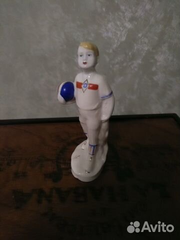 Фарфоровая статуэтка,Юный футболист