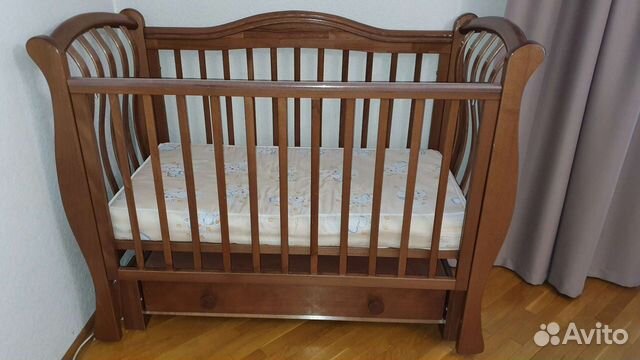 Детская кроватка с универсальным маятником