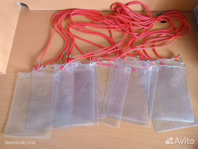 Бейдж вертикальный со шнурком и карабином