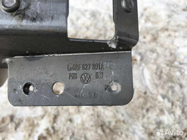 Петля крышки багажника левая VW Skoda