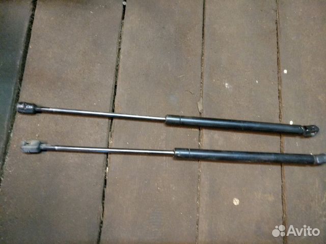 Амортизатор двери багажника VW Passat B3 B4 Амортизатор двери багажника VW Passat B3 B4
