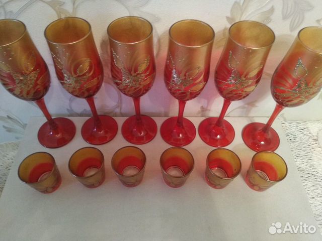 Красные стеклянные фужеры и стопки
