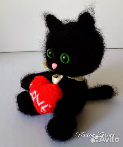 Вязаный котенок с сердечком Love Вязаный котенок с сердечком Love