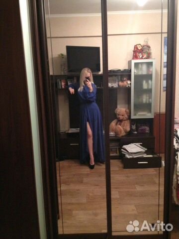 Длинное синее шифоновое платье с вырезом на спине