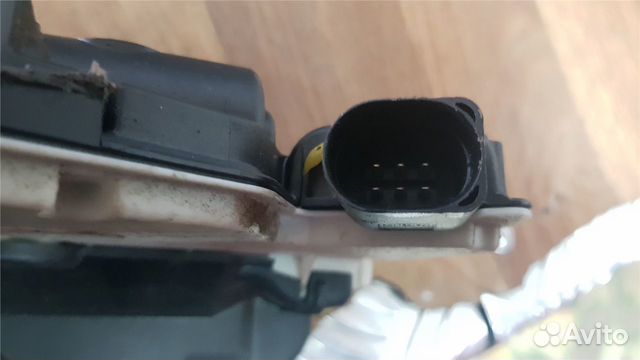 Замок двери левый передний Volkswagen Tiguan, 2011