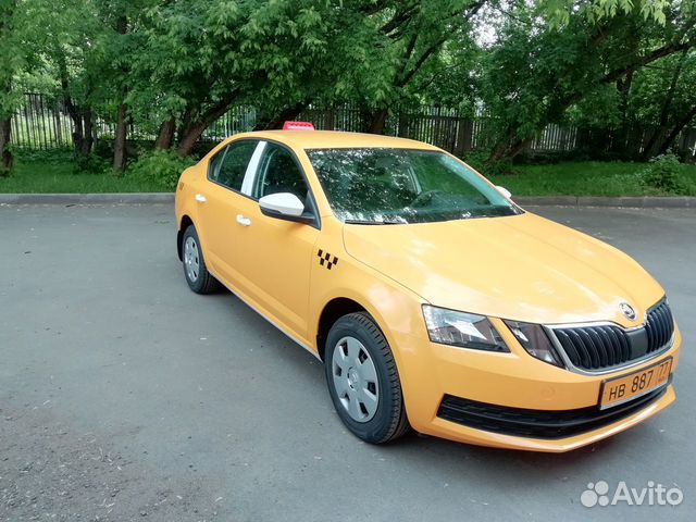 Водитель такси Яндекс. Желтые авто Водитель такси Яндекс. Желтые авто