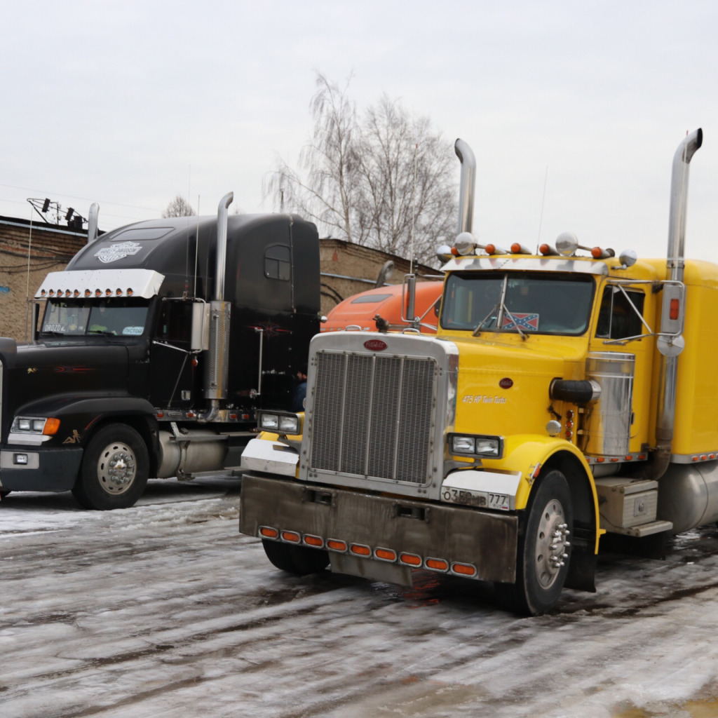 Russian truck. Американский грузовик в Москве. Завод американские Грузовики в России. Тягач для перевозки грузовиков Америка. Грузовик клуб.