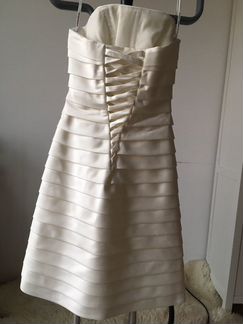 Короткое атласное свадебное платье с фатой