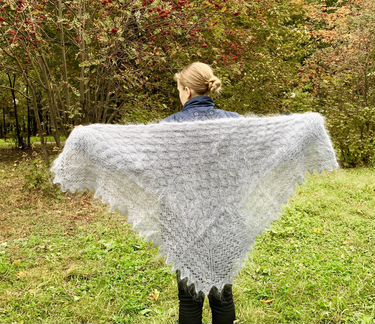 Оренбургский серый подарочный пуховый платок 140см