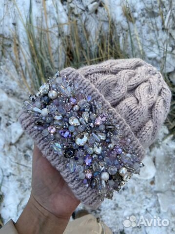 Шапка с камнями и стразами
