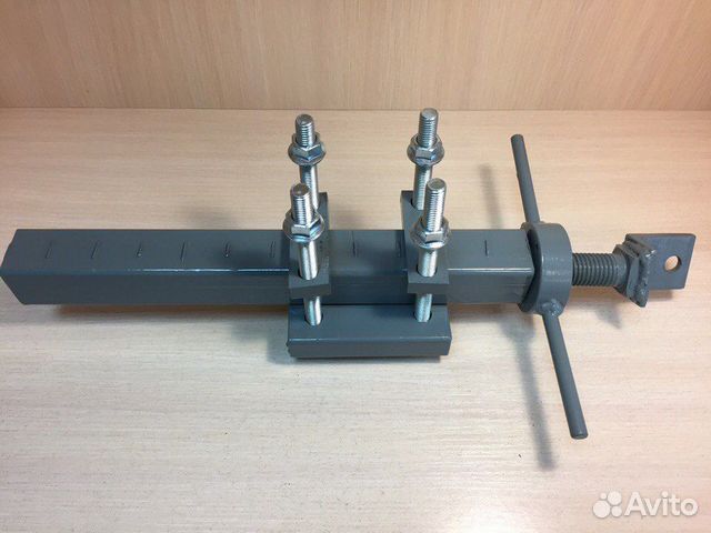 Крепеж домкрата ложементов прицепа