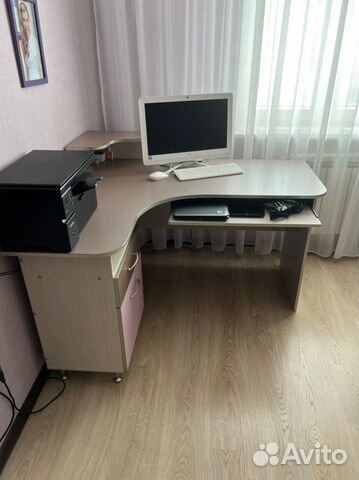 Компьютерный стол с тумбочкой (для девочки)