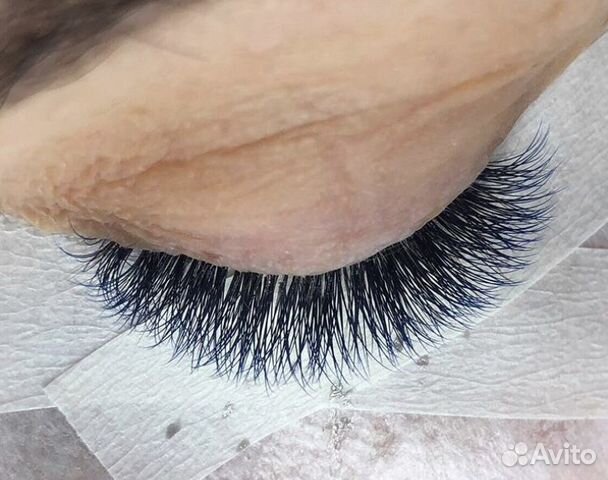 Наращивание ресниц на удобной кушетке-Кресле