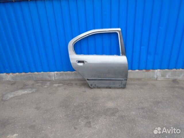 Nissan 82100-2J030 Дверь задняя, правая