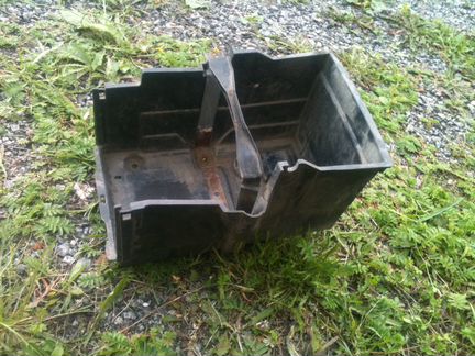 Форд Фокус 2 2007г. Контейнер для акб