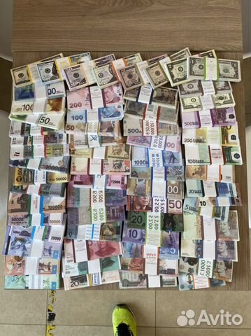 Пачки купюр разных стран мира