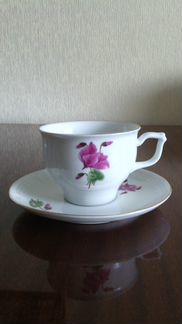 Фарфоровая чашка с блюдцем
