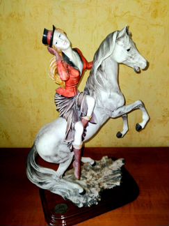 Статуэтка фарфор