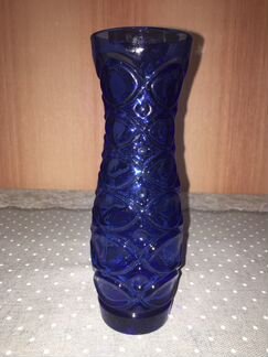 Ваза стеклянная и ваза хрустальная