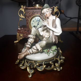 Фарфоровая статуэтка Мальчик с волынкой