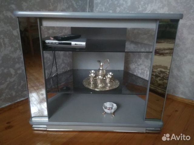 Стеклянная полка под телевизор