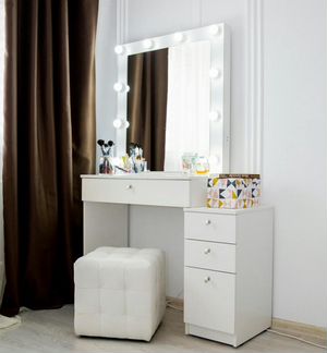 Туалетный столик с зеркалом / макияжный столик