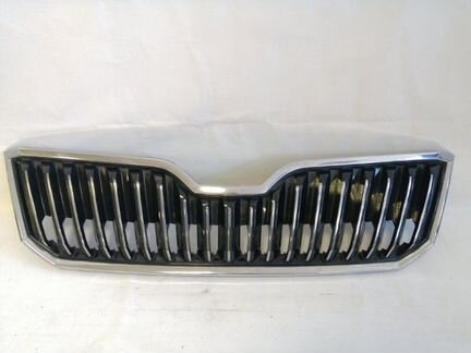 Решетка радиатора передняя верхняя Skoda Superb 3