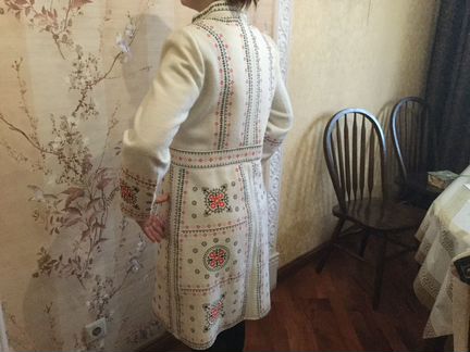 Пальто-плащь белое (ангора) с вышивкой