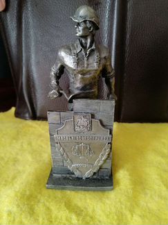 Статуэтка строителя