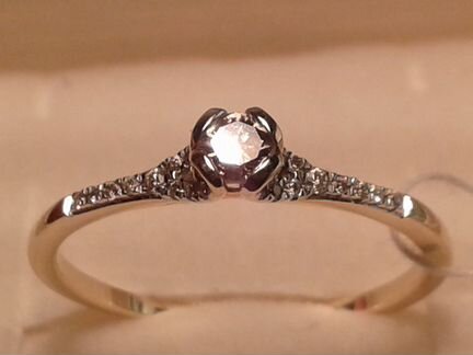 Новое золотое кольцо с бриллиантом 