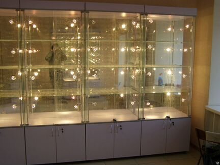 Витрина для торговли с фризом