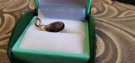 Золотой кулон с раухтопазом