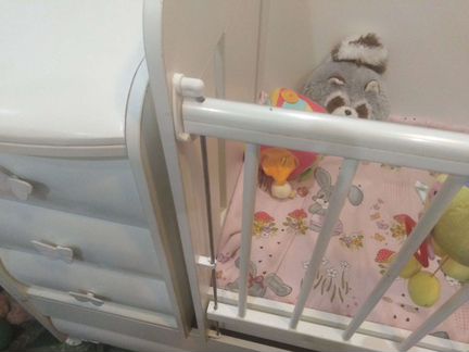 Детская кроватка трансформер с маятником и комодом