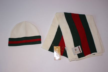 Шапка с шарфом белая с полосками gucci новая