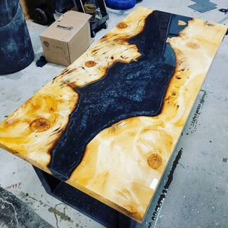 Стол река с эпоксидной смолой обеденный