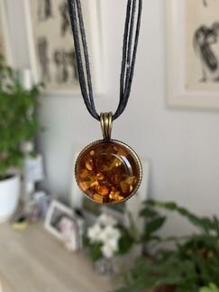 Кулон янтарь
