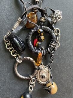 Ожерелье подвеска кожаное с янтарем (кольцо в пода