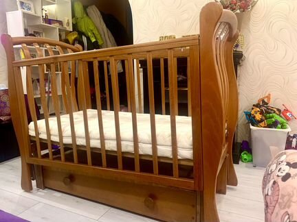 Детская кроватка с маятником и комодом