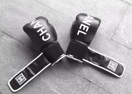 Боксерские перчатки Chanel