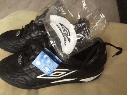 Продаю новые многошиповки umbro