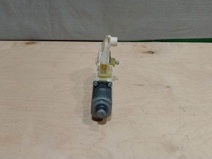 Мотор стеклоподъемника на Mercedes Benz W204 C204