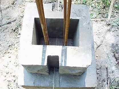 Сваи из пвх труб 110. Столбы из бетона. Свайно-ростверковый фундамент под забор. Бетонные столбы для забора. Заливка колонн бетоном.