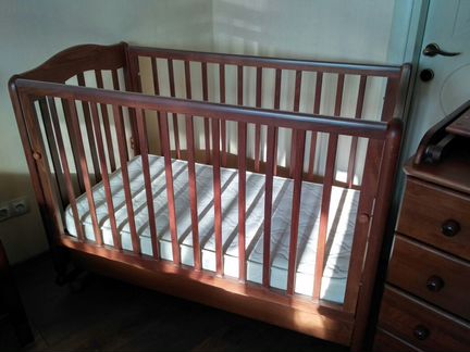 Детская кроватка, комод-пеленальный столик