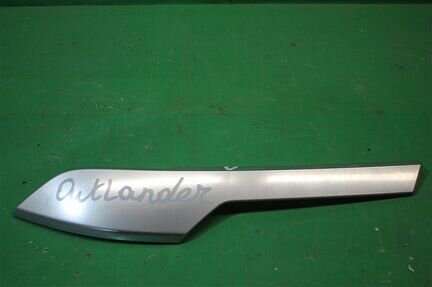 Накладка решетки радиатора правая Mitsubishi