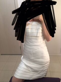 Короткое атласное свадебное платье с фатой