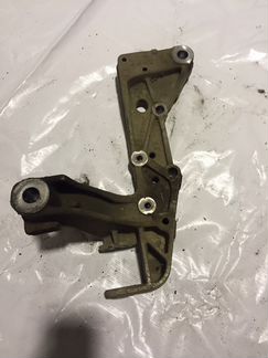 Кронштейн подрамника правый Шкода Октавия А5