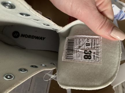 Коньки женские 38